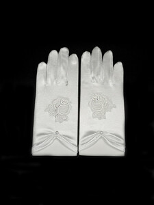 Short communion gloves with a small pearl 