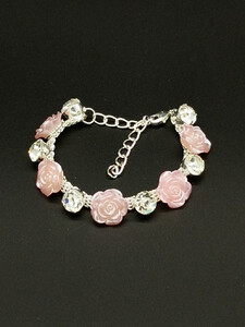 Bracelet with crystals and rose petals